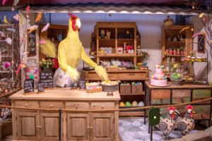 Uppbyggd miljö med kyckling i låtsasbutiki bakom disk