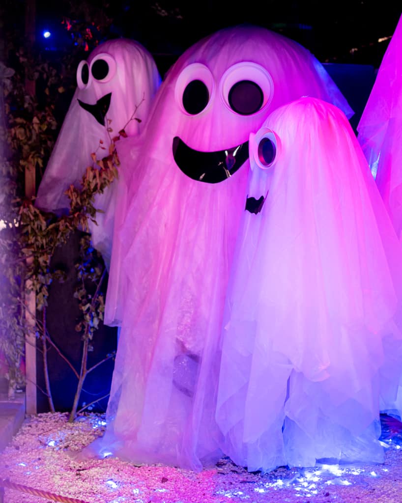 Snälla spökfigurer på Vellingeblommans Halloweenutställning 