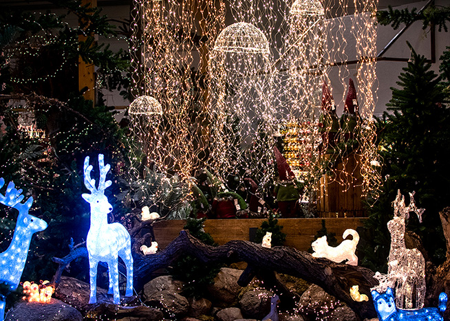 Julutställning Tomtebyn på Vellingeblomman, ledupplysta akrylfigurer och ljusgardiner.