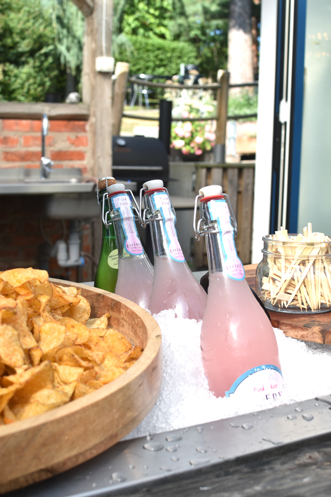 Snacks och bubbel på is, fest på Vellingeblomman