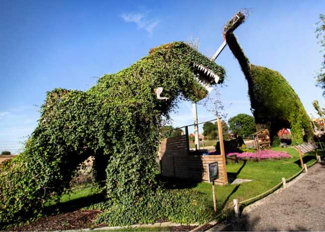 Dinosaurier i murgröna på Fantasy Garden, Vellingeblomman i södra Skåne.
